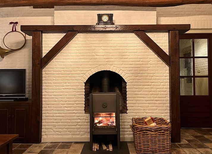 Eetruimte met uitzicht op terras in vakantiehuis in Udenhout, Noord Brabant.