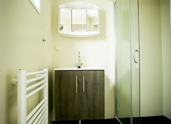 Moderne Kueche im Ferienhaus Duinhoeve, Udenhout, mit Essecke fuer einen komfortablen Aufenthalt in Nordbrabant.