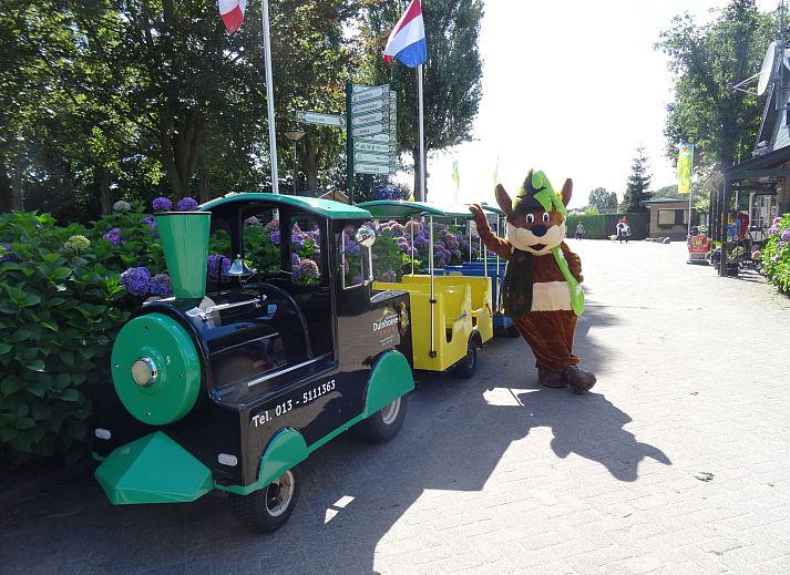 Moderne Kueche im Ferienhaus Duinhoeve, Udenhout, mit Essecke fuer einen komfortablen Aufenthalt in Nordbrabant.