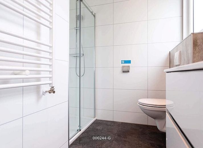 Comfortabele slaapkamer in Z Module 6 personen Wellness, vakantiehuis in Cromvoirt, Noord Brabant, met modern interieur.