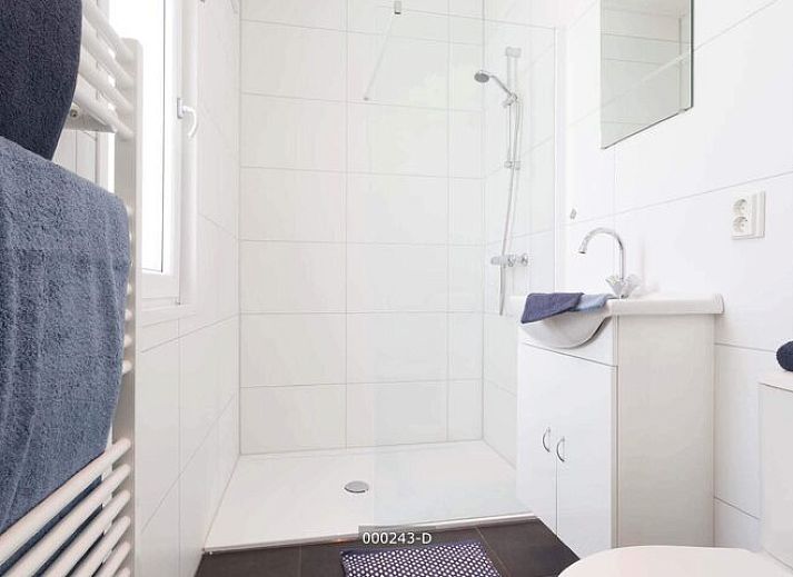 Grundriss des Moduls 5 Personen in Cromvoirt, Nordbrabant, zeigt die Aufteilung des Ferienhauses mit Kueche und Schlafzimmern.