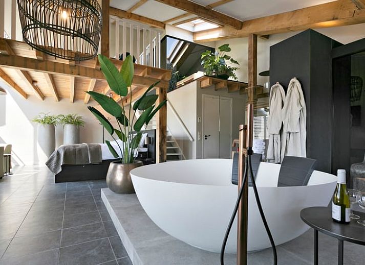 Luxurioeses Badezimmer im Ferienhaus in Moergestel, Nordbrabant, mit moderner Einrichtung und grosser Badewanne.