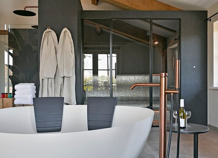 Luxurioeses Badezimmer im Ferienhaus in Moergestel, Nordbrabant, mit moderner Einrichtung und grosser Badewanne.