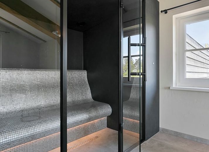 Luxurioeses Badezimmer im Ferienhaus in Moergestel, Nordbrabant, mit moderner Einrichtung und grosser Badewanne.