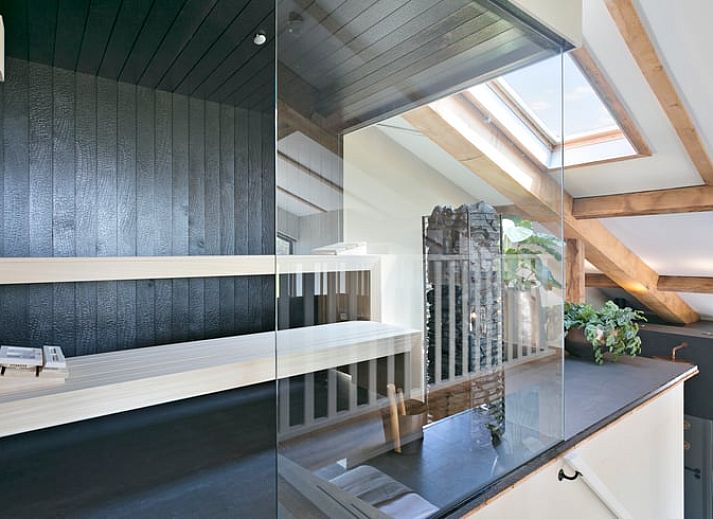 Geraeumiges Schlafzimmer im Ferienhaus in Moergestel, Nordbrabant, mit Holzbalken und bequemem Bett.