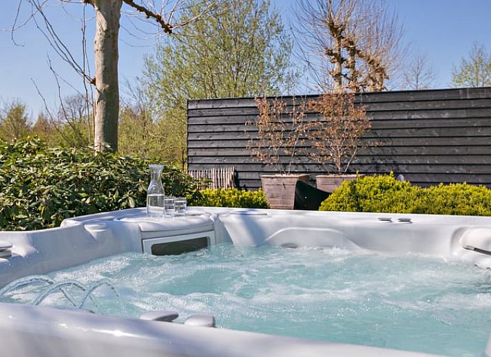 Geraeumiges Schlafzimmer im Ferienhaus in Moergestel, Nordbrabant, mit Holzbalken und bequemem Bett.