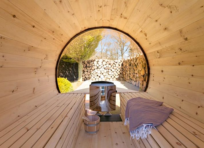 Geniessen Sie luxurioese Entspannung im Jacuzzi im Ferienhaus in Moergestel, Hart van Brabant, Nordbrabant.