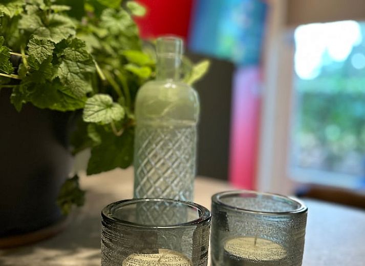 Stijlvolle wastafel in de badkamer van Huisje in Moergestel, vakantiehuis in Moergestel, Noord Brabant.