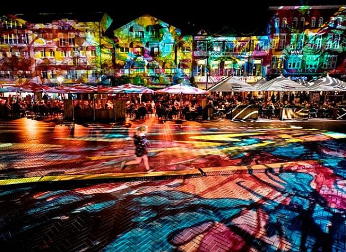 Stijlvolle wastafel in de badkamer van Huisje in Moergestel, vakantiehuis in Moergestel, Noord Brabant.