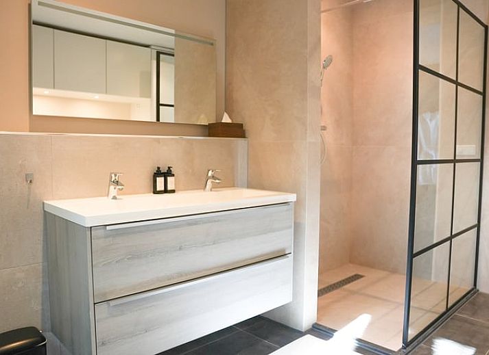 Luxe badkamer met jacuzzi in Vakantiehuis in Moergestel, Noord Brabant.