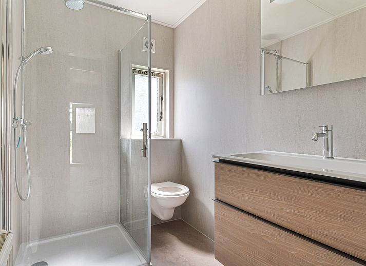 Moderne Kueche und Essbereich im Chalet Stuga, gelegen in Chaam, Hart van Brabant, Nordbrabant, ideal fuer einen komfortablen Aufenthalt.