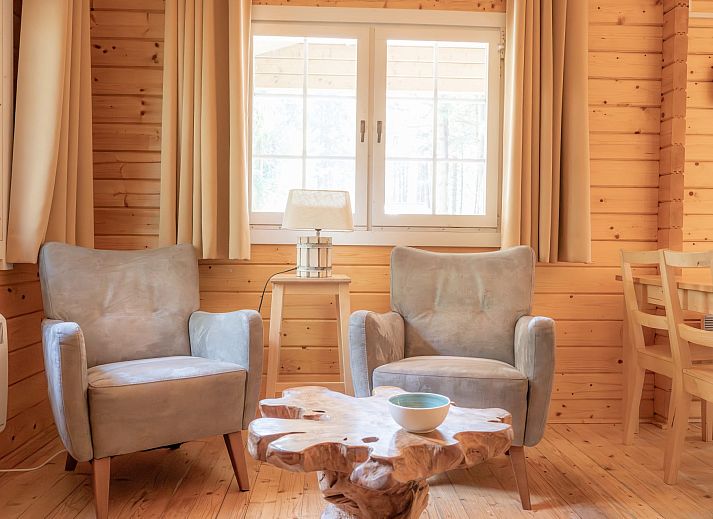 Forest Lodge vakantiehuis in Chaam, Hart van Brabant, omgeven door hoge bomen voor een rustgevende natuurervaring.