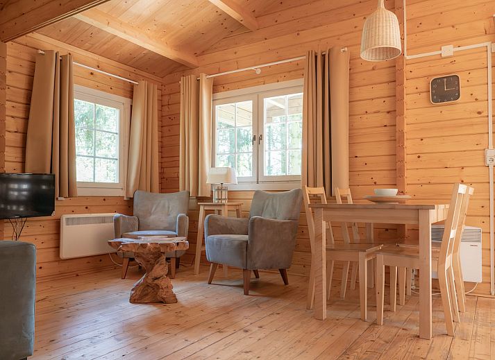 Veranda van Forest Lodge in Chaam, Noord Brabant, biedt een gezellige plek om te ontspannen in de natuur.