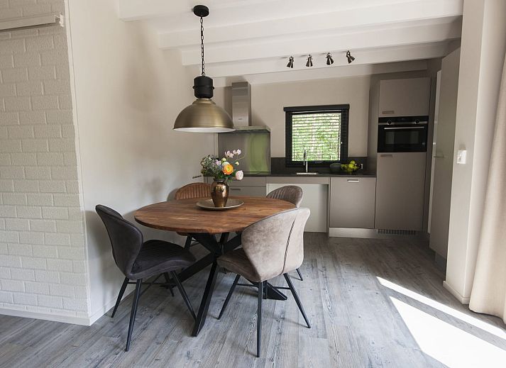 Individuelles Sommerhus Malmoe in Chaam, Brabant, mit Terrasse und gruener Umgebung.