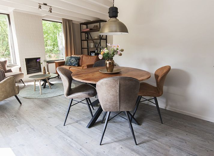 Gemuetliche Sitzecke mit Kamin im Custom Sommerhus Malmoe, Chaam, Brabant.