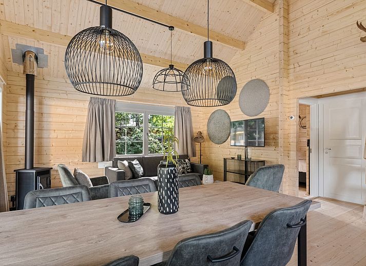 Finnische Lodge Plus in Chaam, Nordbrabant, umgeben von gruener Natur und Baeumen, ideal fuer einen erholsamen Ferienaufenthalt.