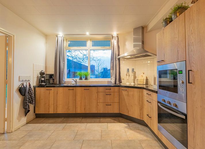 Houten veranda met comfortabele stoelen bij By Romme vakantiehuis in Diessen.