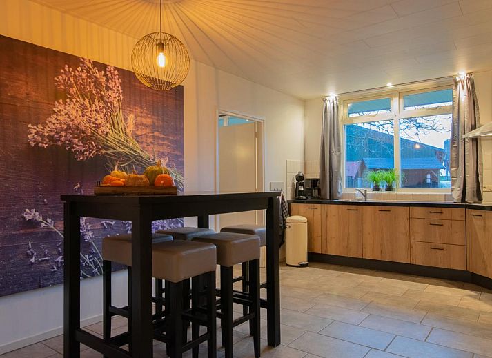 Houten veranda met comfortabele stoelen bij By Romme vakantiehuis in Diessen.