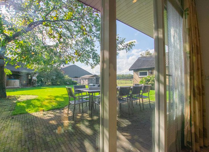 Houten veranda met comfortabele stoelen bij By Romme vakantiehuis in Diessen.