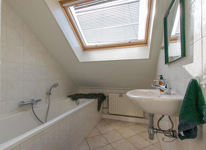 Gezellige woonkamer met decoratieve lamp in By Romme vakantiehuis, Diessen.