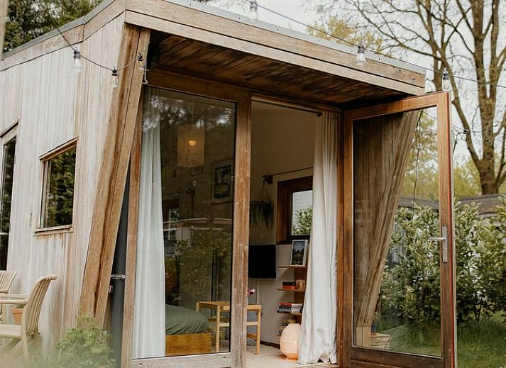 Entree van het Vakantiehuis in Diessen, Hart van Brabant, met open deuren naar het terras.