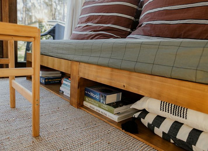 Gezellig hoekje met stoel en bloemen bij Vakantiehuis in Diessen, Noord Brabant.