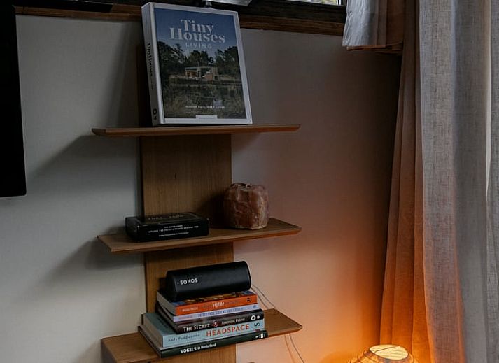 Gezellig hoekje met stoel en bloemen bij Vakantiehuis in Diessen, Noord Brabant.