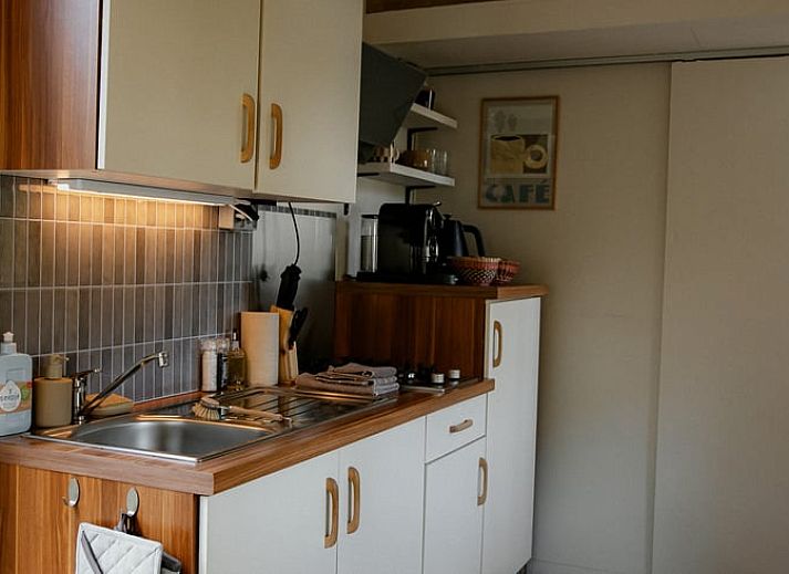 Verlichte avondveranda van Vakantiehuis in Diessen, Hart van Brabant, voor ontspannen avonden.