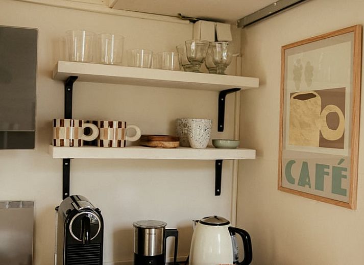 Comfortabele woonkamer in Vakantiehuis in Diessen, met uitzicht op de tuin.