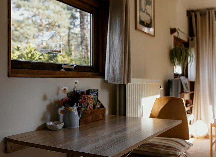 Comfortabele woonkamer in Vakantiehuis in Diessen, met uitzicht op de tuin.