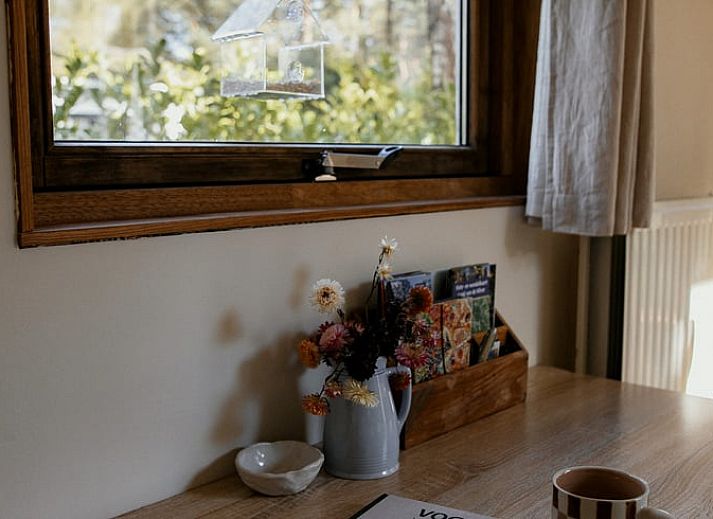 Comfortabele woonkamer in Vakantiehuis in Diessen, met uitzicht op de tuin.