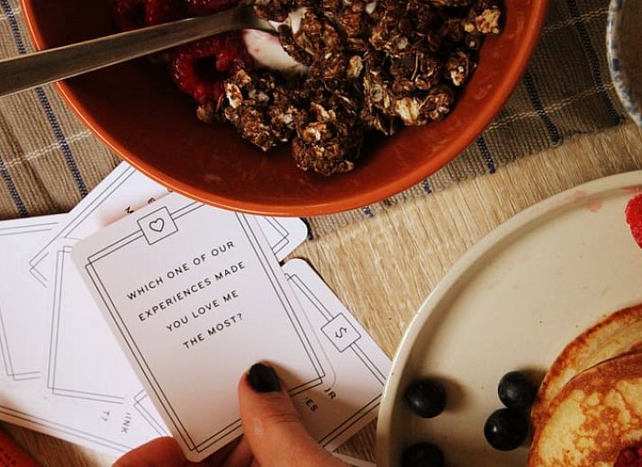 Comfortabele woonkamer in Vakantiehuis in Diessen, met uitzicht op de tuin.