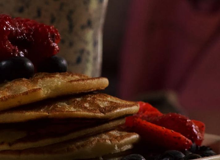 Comfortabele woonkamer in Vakantiehuis in Diessen, met uitzicht op de tuin.