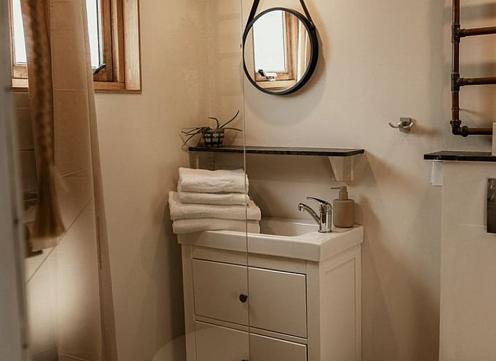 Moderne keuken in Vakantiehuis in Diessen, Noord Brabant, met houten details.