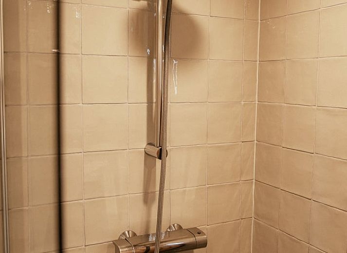 Moderne keuken in Vakantiehuis in Diessen, Noord Brabant, met houten details.