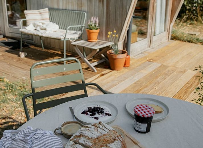 Moderne keuken in Vakantiehuis in Diessen, Noord Brabant, met houten details.