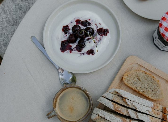 Sfeervolle slaapkamer in Vakantiehuis in Diessen, met rustgevend raamzicht.