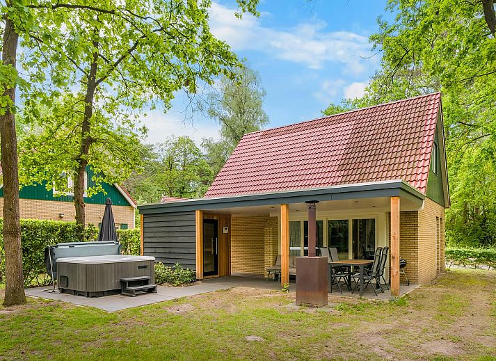 Unterkunft 422131 - Ferienhaus Hart van Brabant - Boshuys met Jacuzzi, Sauna & Veranda | 4 personen