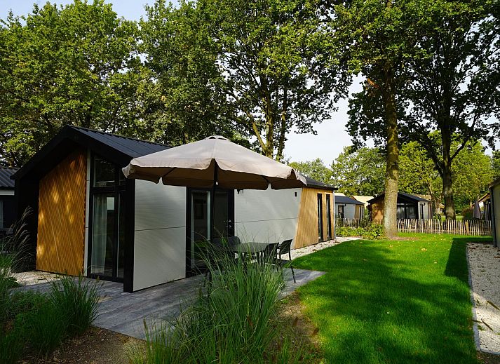 Kids Adventure Ferienhaus 2+2 in Kaatsheuvel bietet einen ruhigen Aussenbereich mit Terrasse, ideal fuer einen entspannten Urlaub in Hart van Brabant.