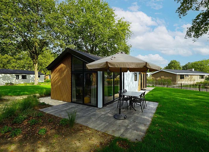 Geniessen Sie den Aussenbereich im Babycottage 2+2 in Kaatsheuvel, Nordbrabant, mit Terrasse und gruener Umgebung fuer ein entspannendes Ferienerlebnis.