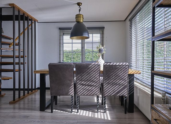 Terras van 't Kaatsheuveltje 1 vakantiehuis in Kaatsheuvel, Hart van Brabant, Noord Brabant met jacuzzi en tuinmeubelen