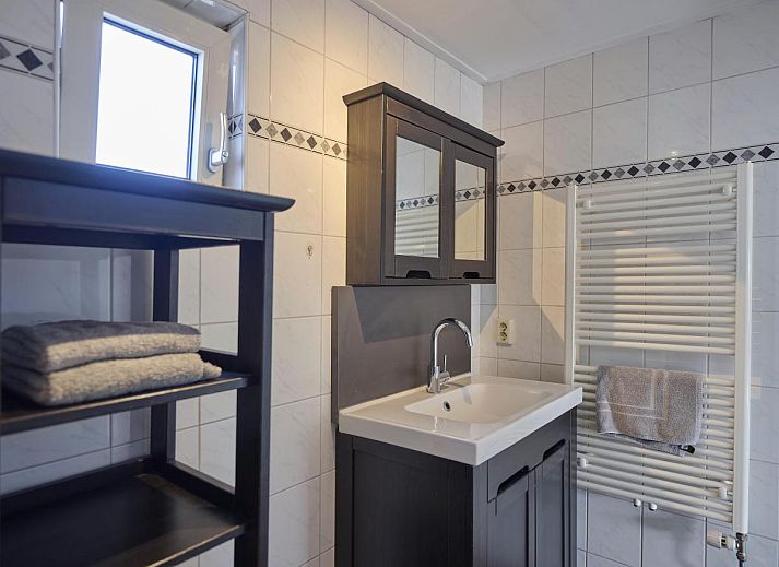 Gezellige woonkamer van 't Kaatsheuveltje 1 vakantiehuis in Kaatsheuvel, Hart van Brabant, Noord Brabant met comfortabele zithoek