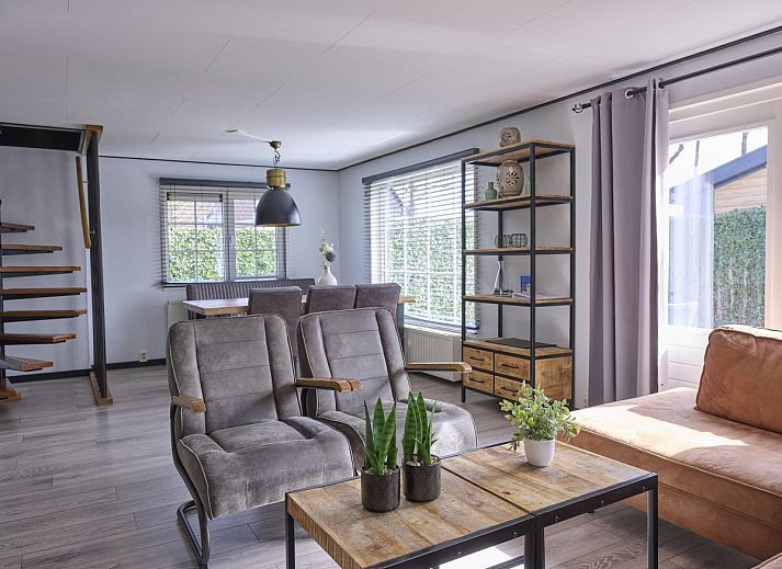 Gezellige woonkamer van 't Kaatsheuveltje 1 vakantiehuis in Kaatsheuvel, Hart van Brabant, Noord Brabant met comfortabele zithoek