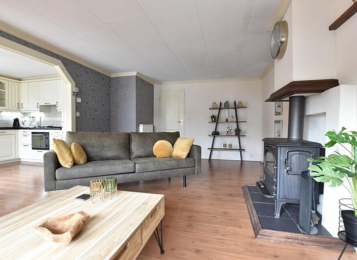 Geniessen Sie die Sonne auf der Terrasse von 't Kaatsheuveltje 2, einem Ferienhaus in Kaatsheuvel, Hart van Brabant, Nordbrabant.