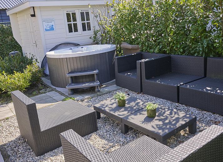 Geniessen Sie die Sonne auf der Terrasse von 't Kaatsheuveltje 2, einem Ferienhaus in Kaatsheuvel, Hart van Brabant, Nordbrabant.