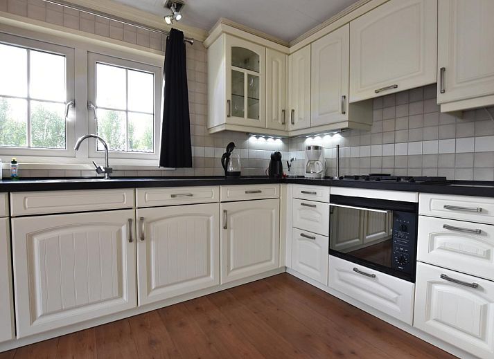 Helles Wohnzimmer von 't Kaatsheuveltje 2 in Kaatsheuvel, einem einladenden Ferienhaus im Herzen von Nordbrabant.