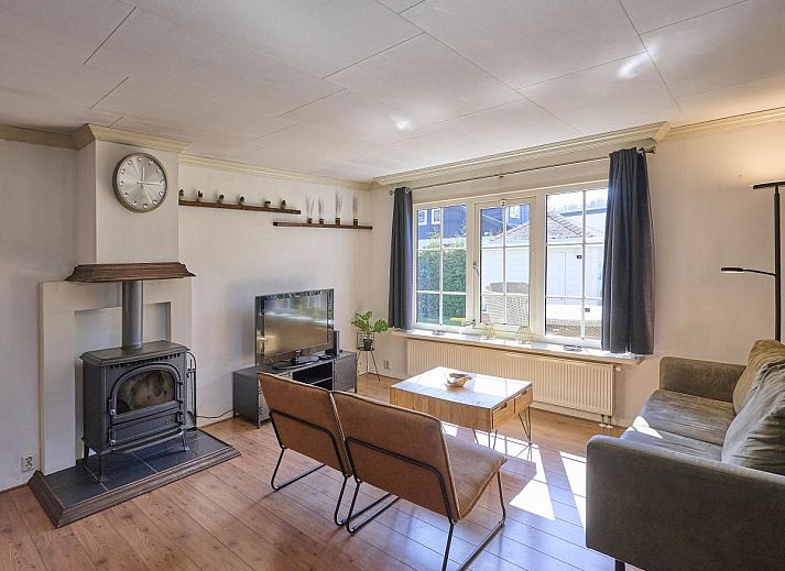 Helles Wohnzimmer von 't Kaatsheuveltje 2 in Kaatsheuvel, einem einladenden Ferienhaus im Herzen von Nordbrabant.