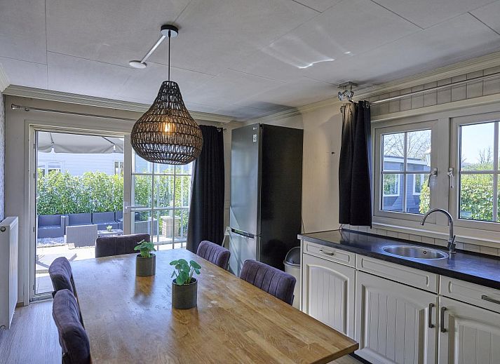 Helles Wohnzimmer von 't Kaatsheuveltje 2 in Kaatsheuvel, einem einladenden Ferienhaus im Herzen von Nordbrabant.