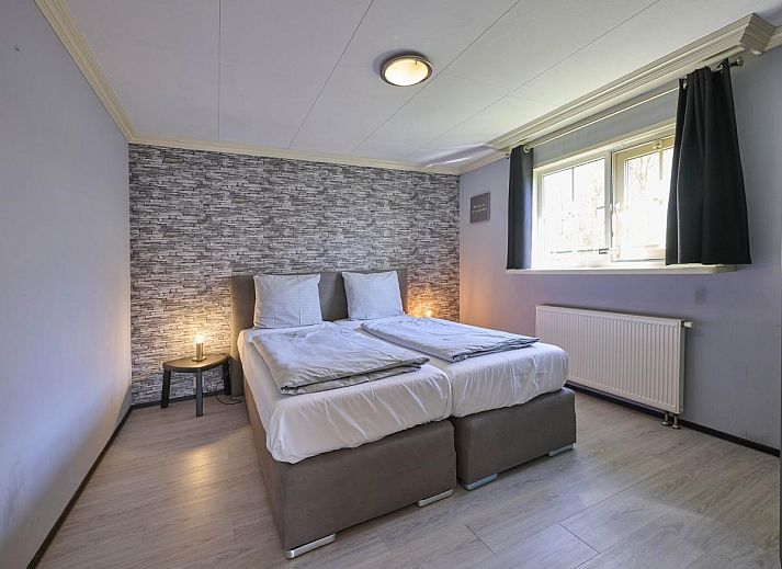 Gemuetliche Sitzecke mit Holzofen in 't Kaatsheuveltje 2, einem gemuetlichen Ferienhaus in Kaatsheuvel, Nordbrabant.