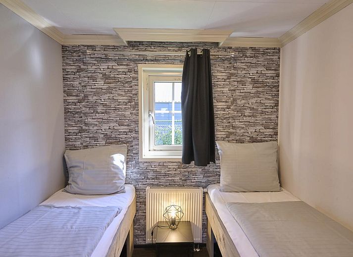 Gemuetliche Sitzecke mit Holzofen in 't Kaatsheuveltje 2, einem gemuetlichen Ferienhaus in Kaatsheuvel, Nordbrabant.